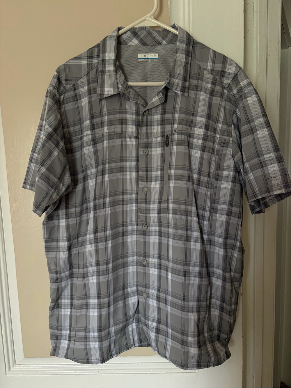 Columbia Men’s Gray Plaid Short-Sleeve Button Shirt